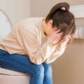 トイレでいきむと頭痛